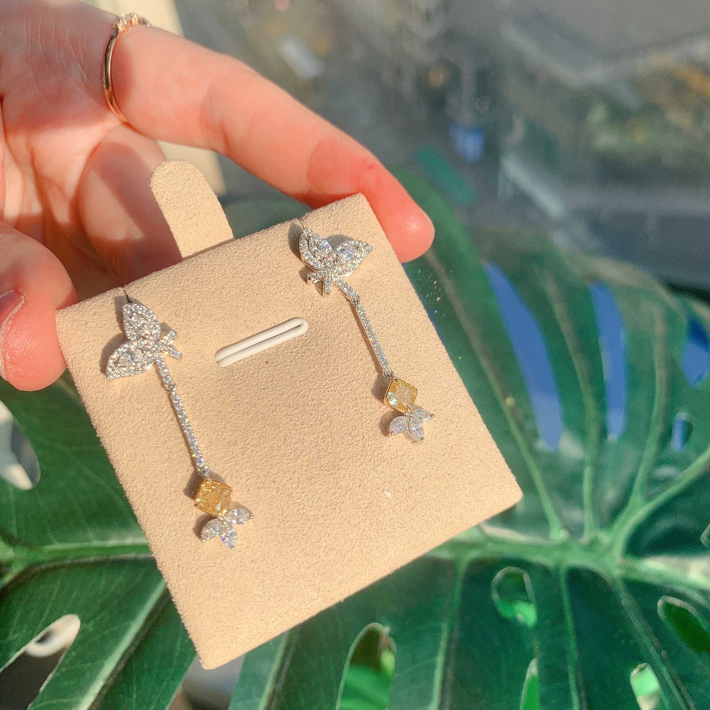 18K金濃彩黃鑽石耳環-蝴蝶