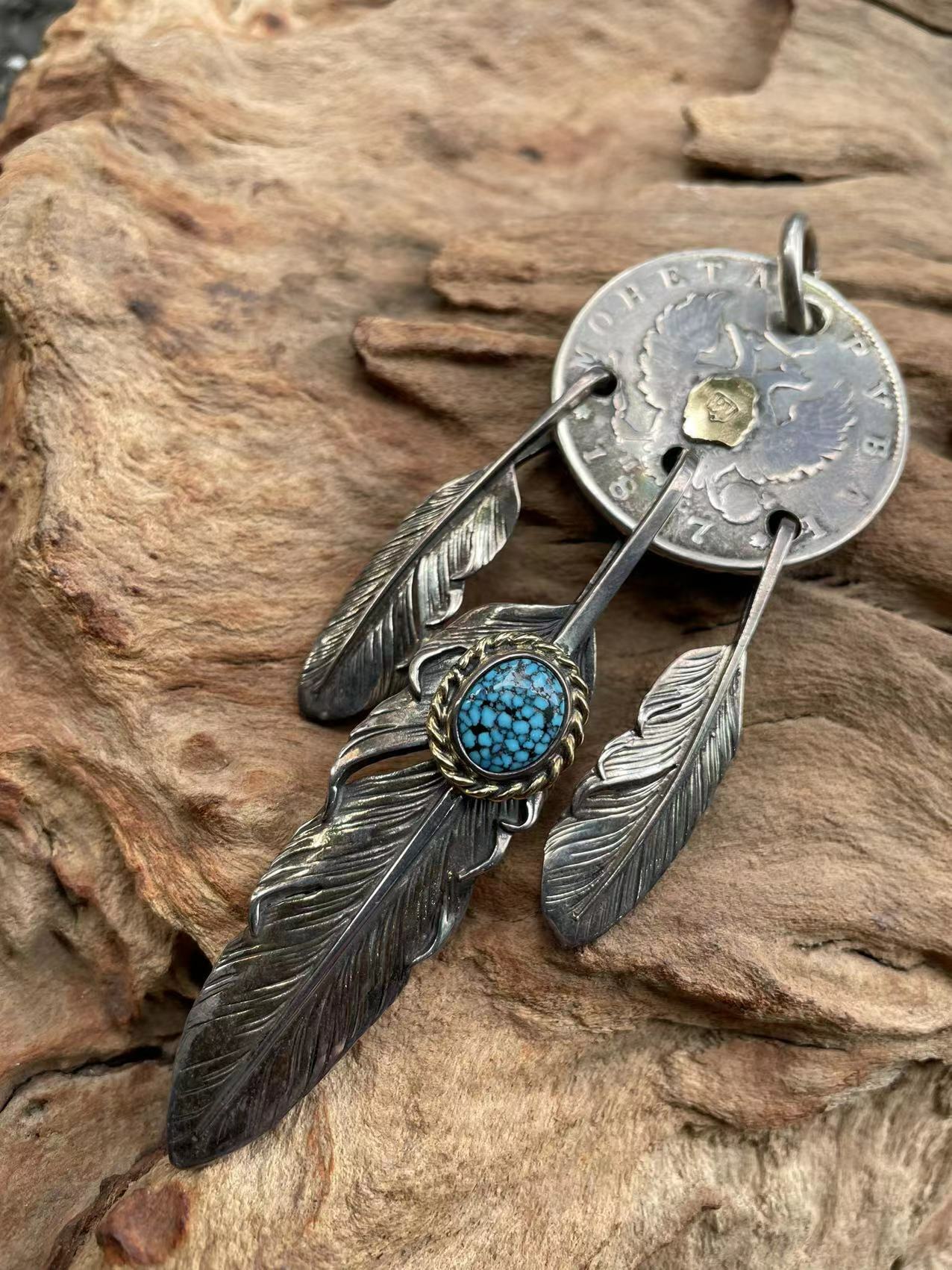 -Black Venom Jewelry- Freedom & Prayer別注品18K 麻花、點金俄羅斯老銀幣XL、XS羽毛鑲頂級Kingman蜘蛛紋松石三點吊墜。