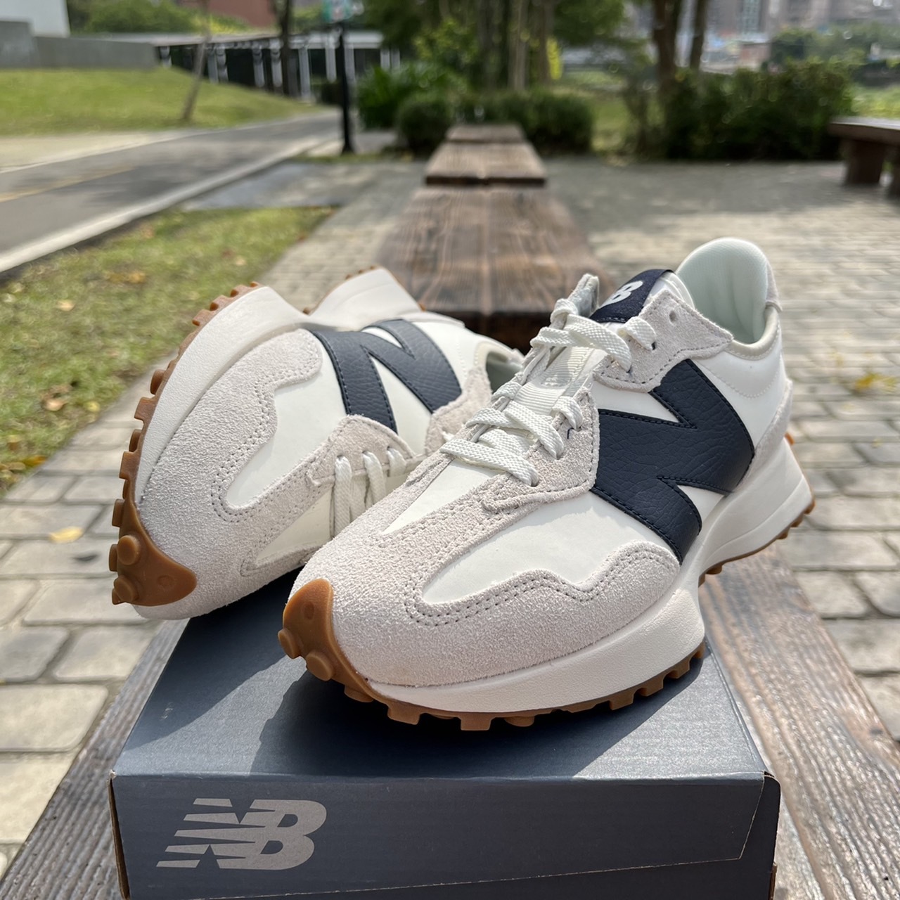 New Balance 327 海鹽皮革款 運動鞋