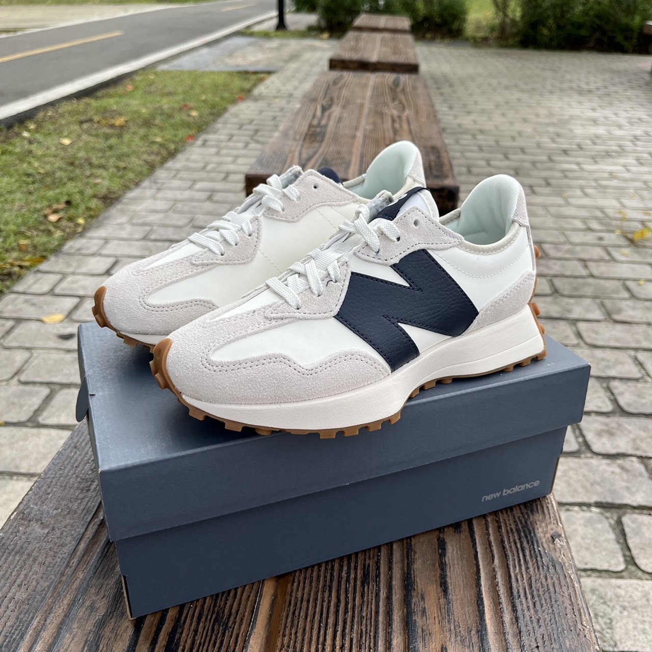 New Balance 327 海鹽皮革款 運動鞋