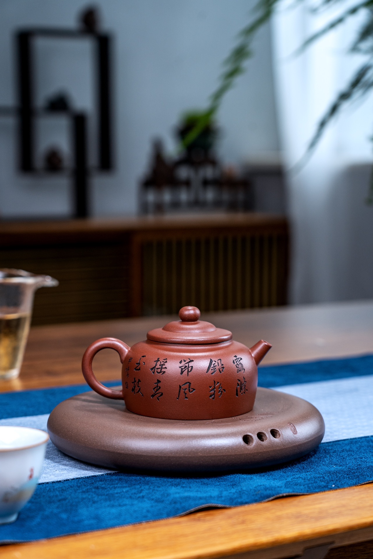 【笠帽井欄】--壺身猶如一款巨輪滾滾而過，壺身中部曲線優美飽滿，簡約中流露出幾分大氣