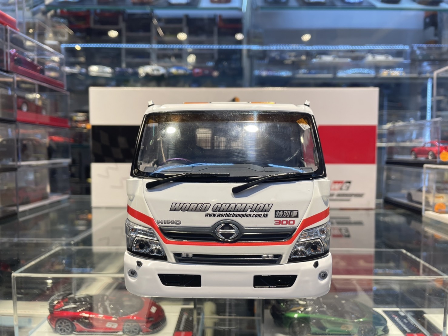 TINY HINO 300 World Champion Tow Truck 1/18