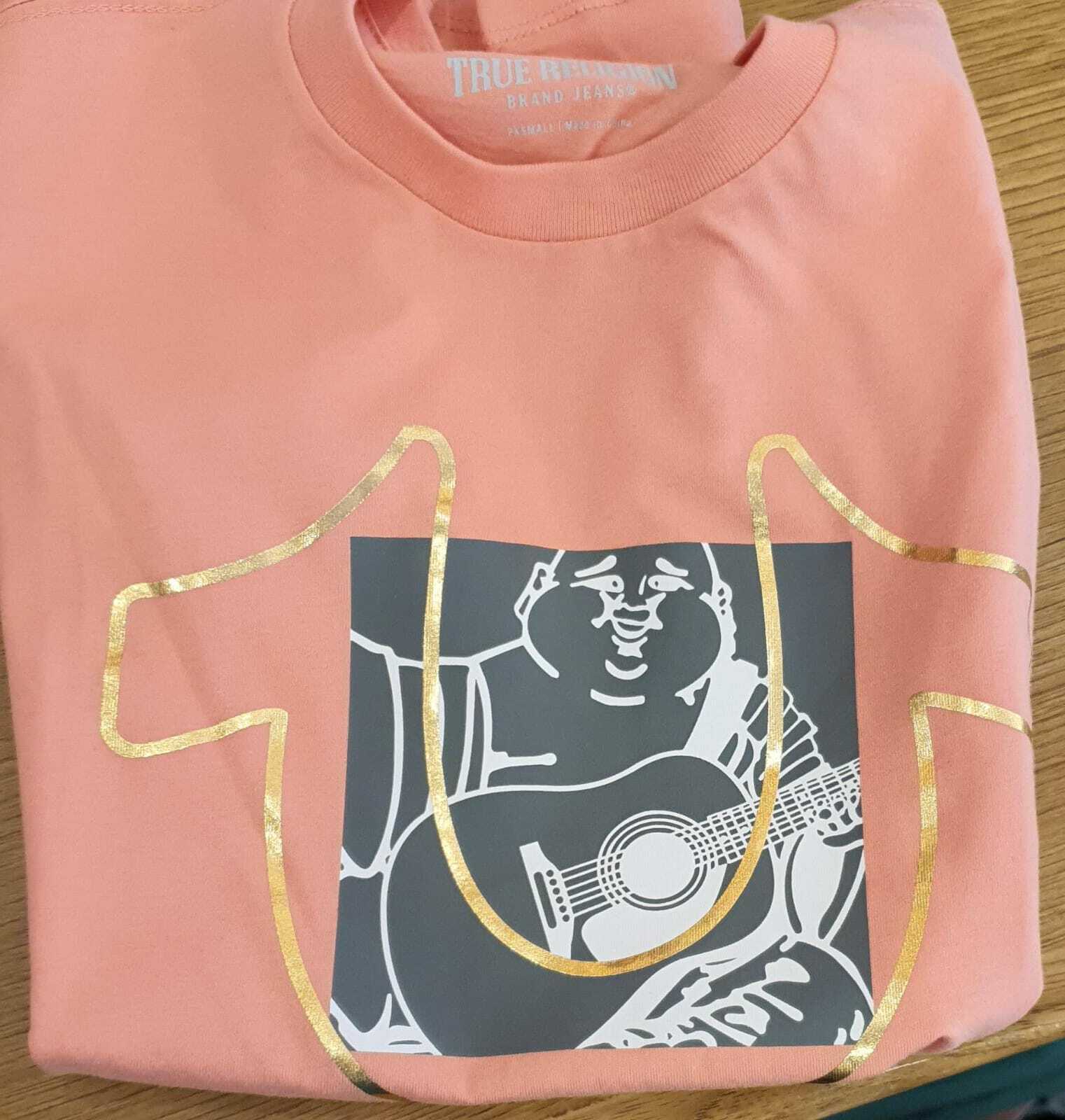 [U] TRUE RELIGION BUDDHA HORSESHOE TEE,PINK, 205543-BLOOMING DAHLIA (UTR9)