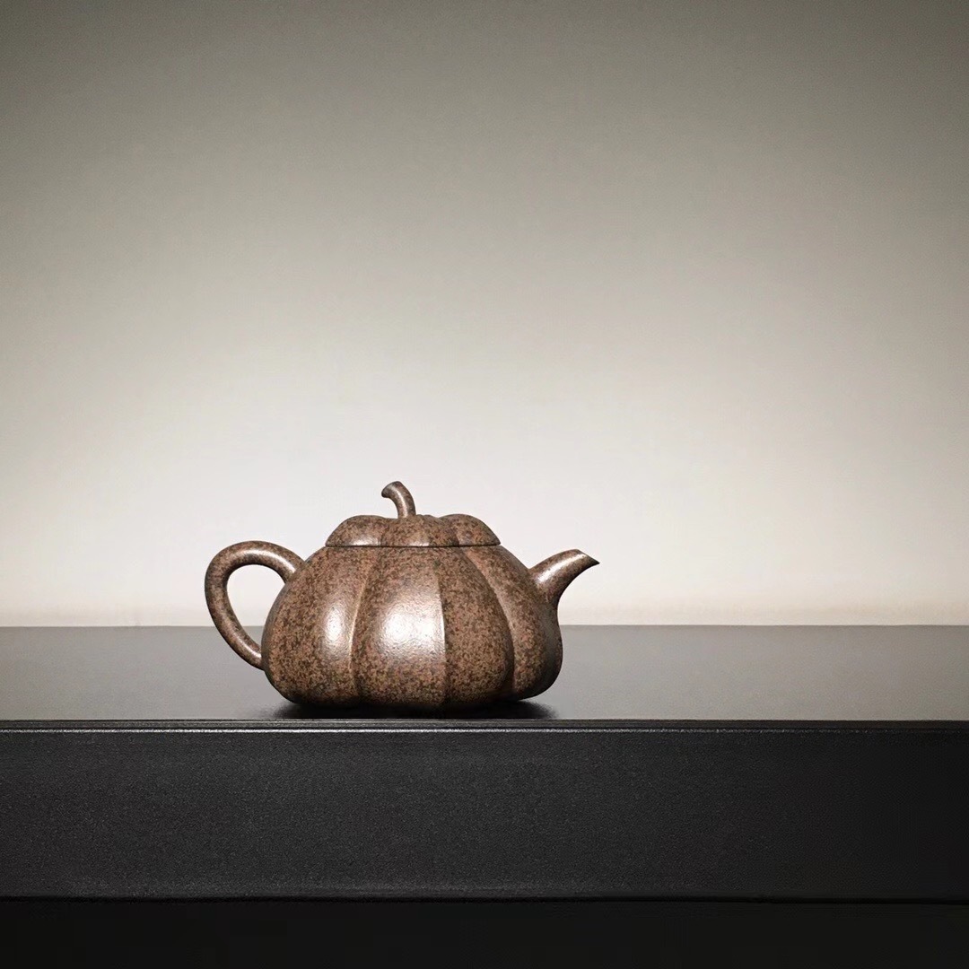 【菱花瓣】 -- 高溫燒制，富有老味。 氣孔延展，透氣性更好花瓣口蓋