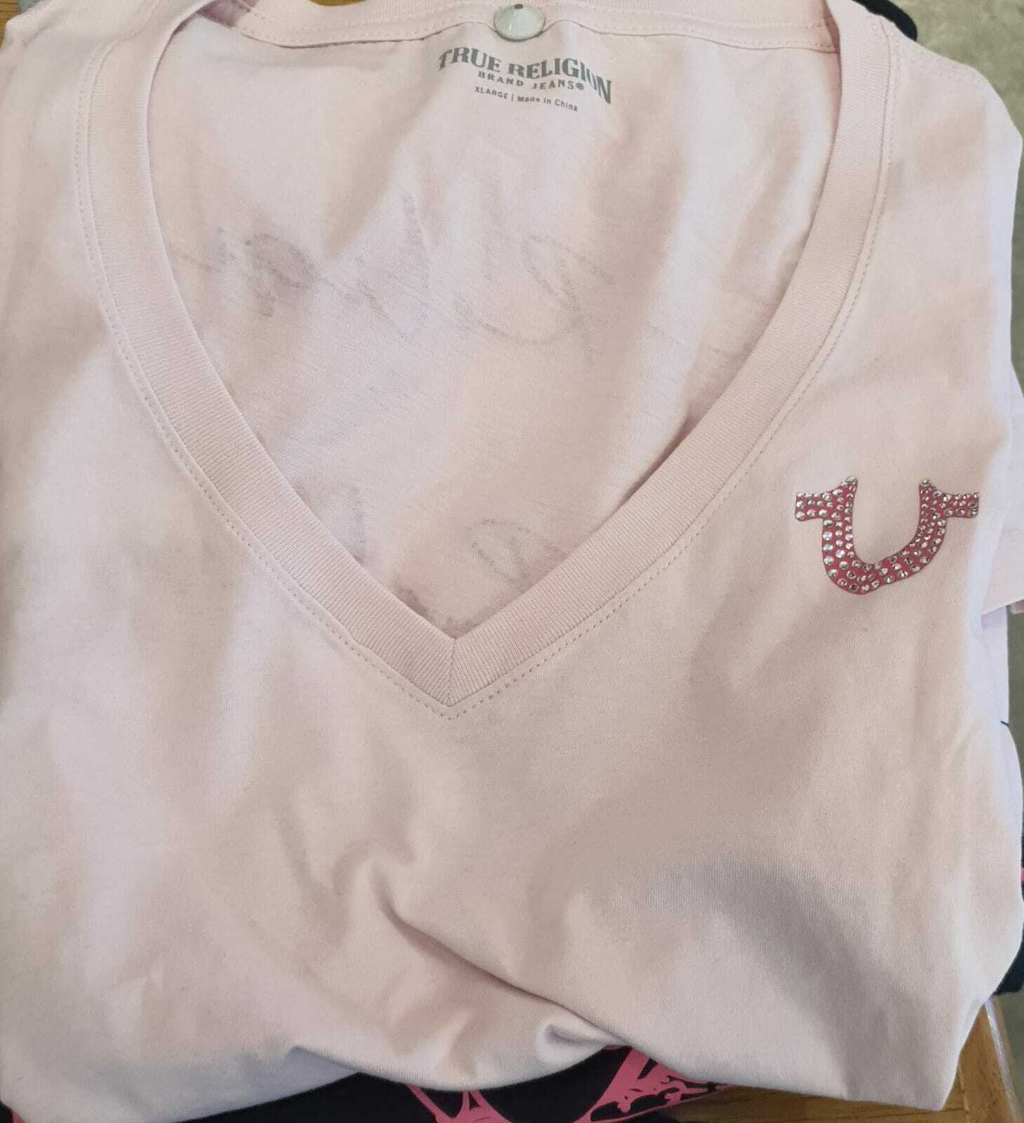 [U] TRUE RELIGION SCRIPT SLIM V NECK TEE,PINK, 205175-PALE LILAC (UTR14)