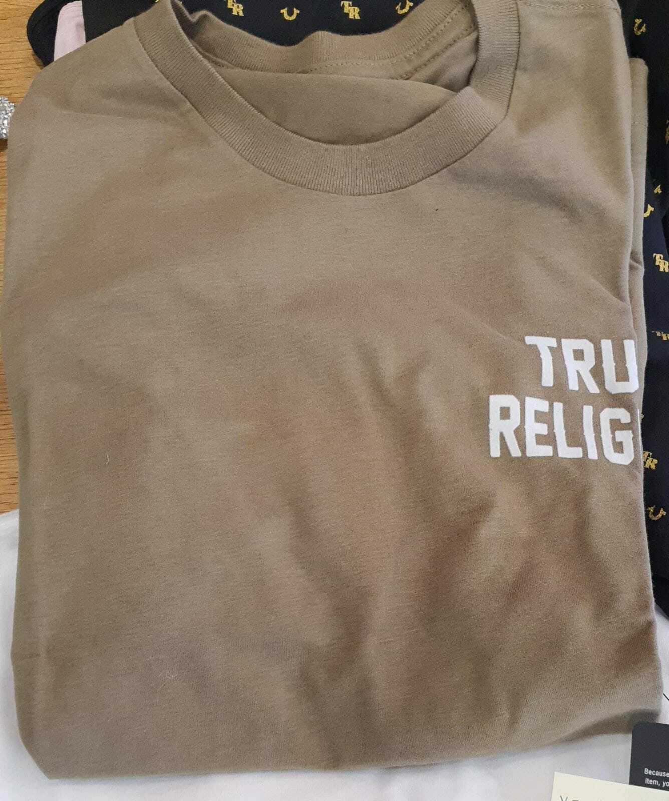 [U] TRUE RELIGION OG BUDDHA BRAND TEE,OLIVE, 105771-CAPERS (UTR25)