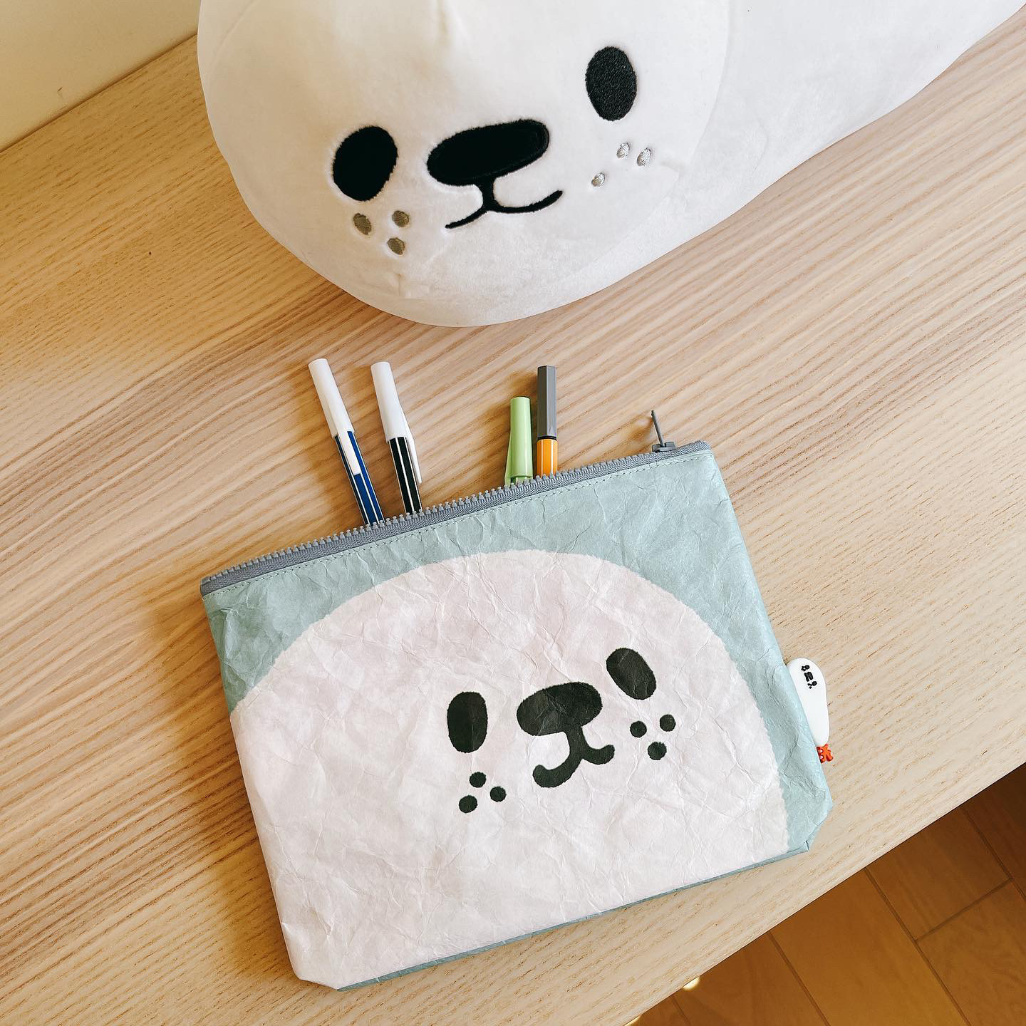 【墨墨頭 x 慢慢挑-海豹米粒子-泰維克萬用袋】 （商品皺摺為材質特性）MoreMoreToe