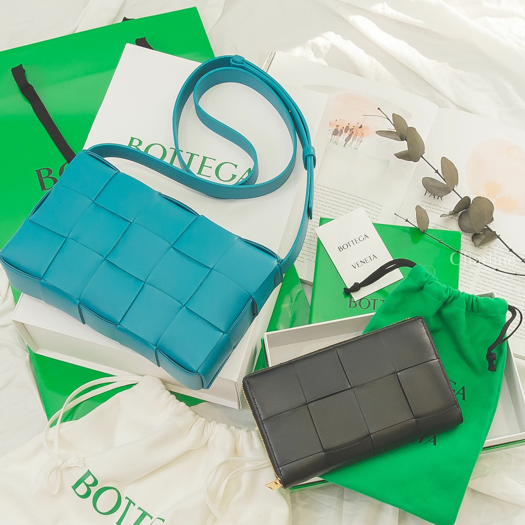 Bottega Veneta Zip Around Wallet 黑色大格子編織小羊皮混牛皮拉鍊長夾,Bottega Veneta Cassette 電波藍3x5方格小羊皮肩背包-Charline Boutique 精品代購