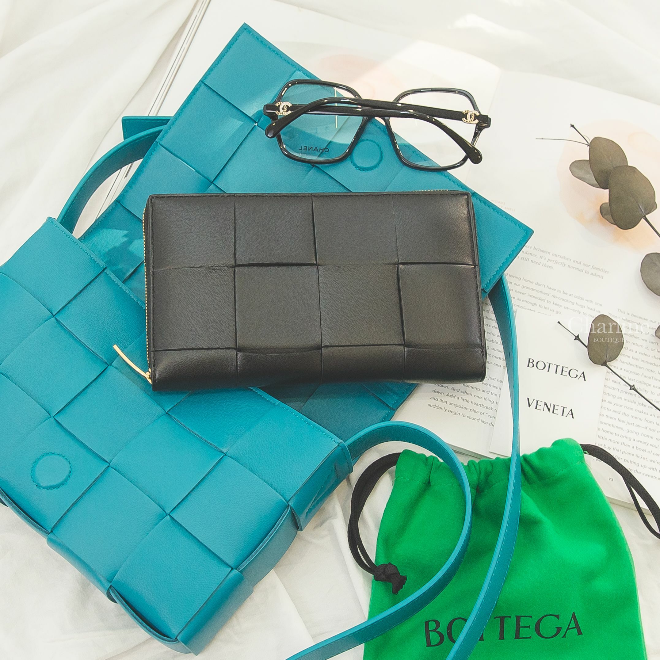 Bottega Veneta 黑色大格子編織小羊皮混牛皮拉鍊長夾,Bottega Veneta Cassette 電波藍方格小羊皮肩背包,Chanel 黑色蝴蝶形側邊黑金水鑽CC平光眼鏡-Charline Boutique 精品代購
