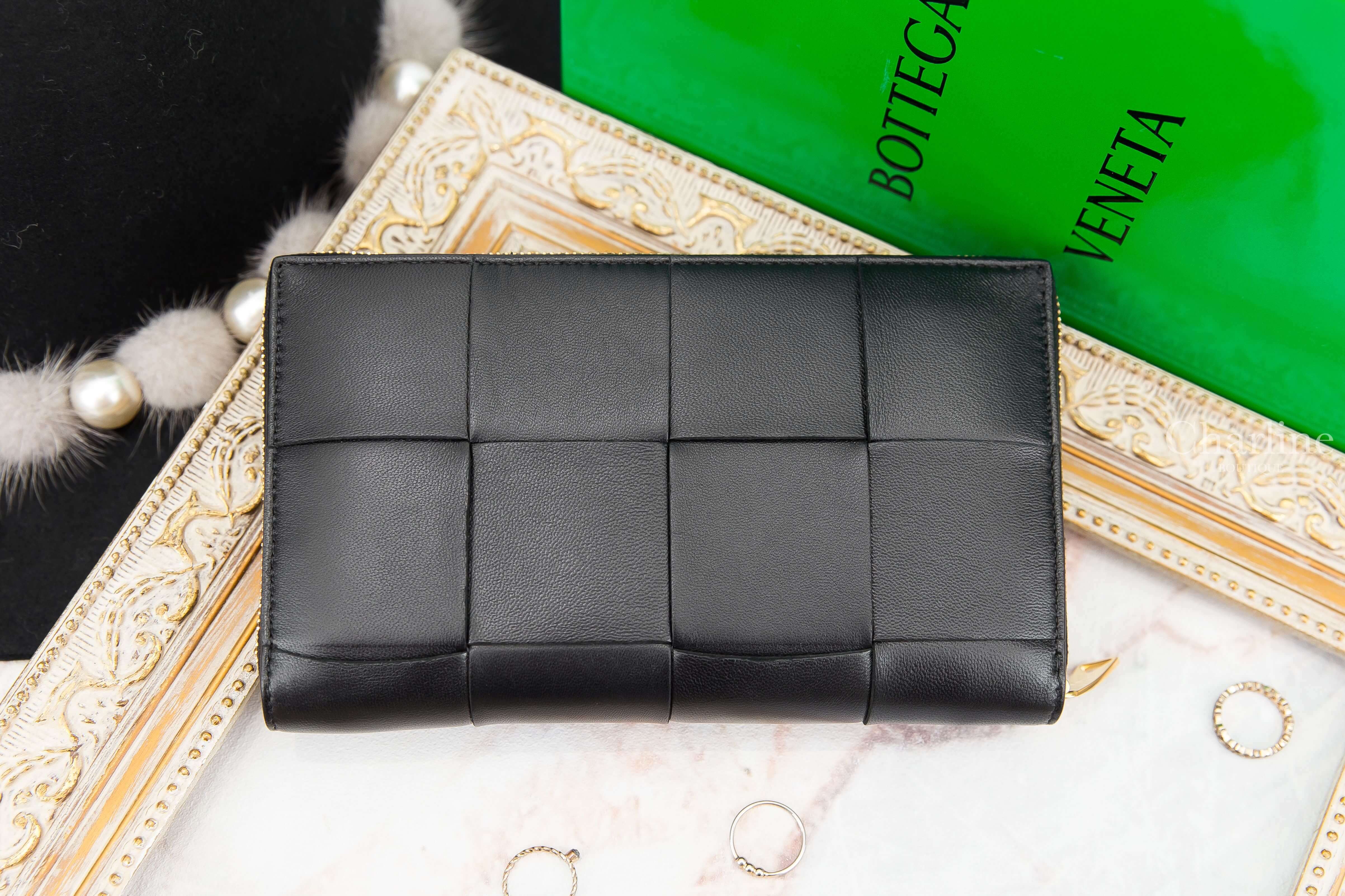 Bottega Veneta Zip Around Wallet 黑色大格子編織小羊皮混牛皮拉鍊長夾-Charline Boutique 精品代購