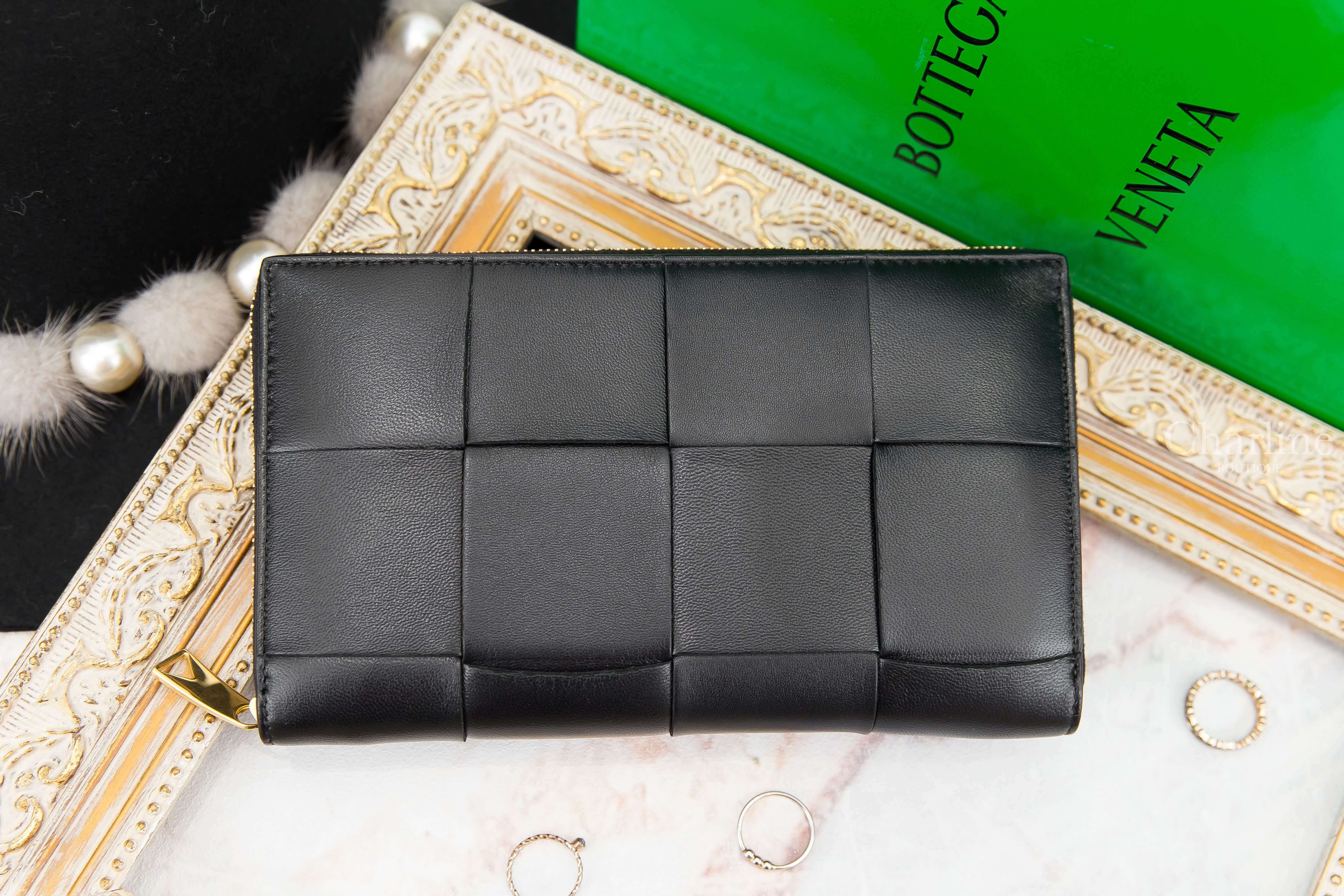 Bottega Veneta Zip Around Wallet 黑色大格子編織小羊皮混牛皮拉鍊長夾-Charline Boutique 精品代購