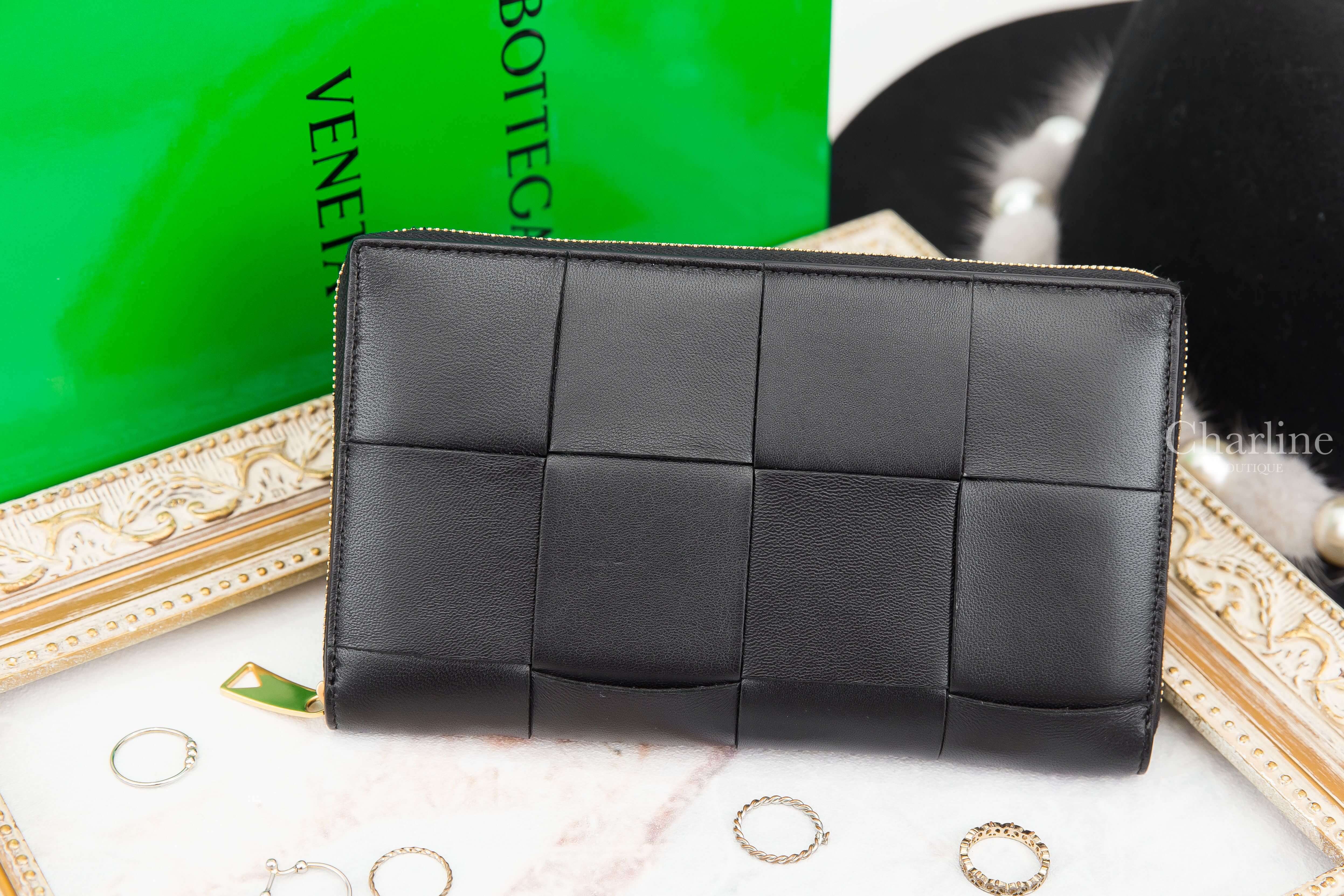 Bottega Veneta Zip Around Wallet 黑色大格子編織小羊皮混牛皮拉鍊長夾-Charline Boutique 精品代購