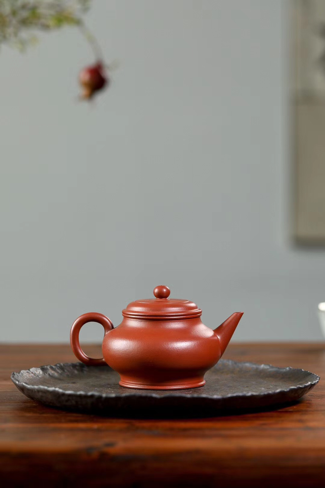 【宮燈】 -- 泥料紅而不豔，幾經泡養，溫潤如玉，十分雅和