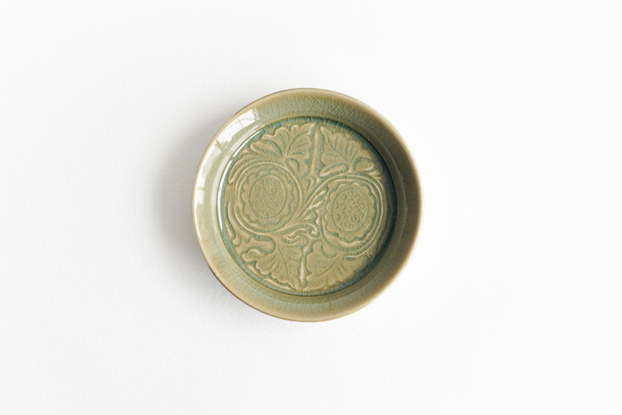 志村睦彦-青磁印刻菊紋小皿