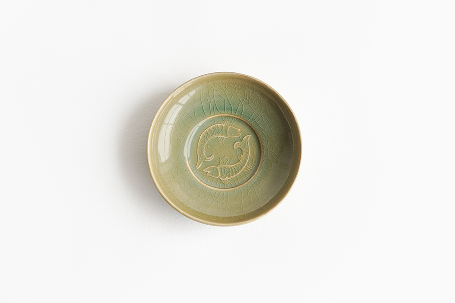 志村睦彦-青磁陽刻雙魚紋皿