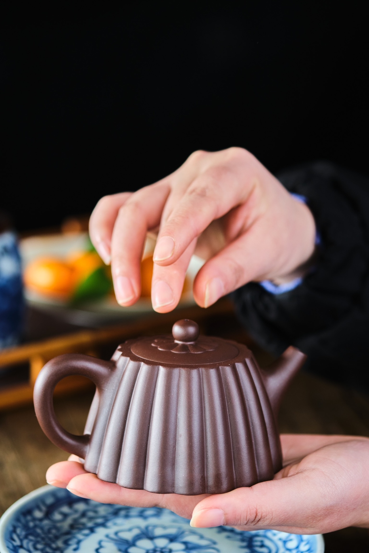 【靜觀】--壺蓋到壺身，每一處轉折線角明確清晰，整體工整勻稱，相互間又一氣貫通