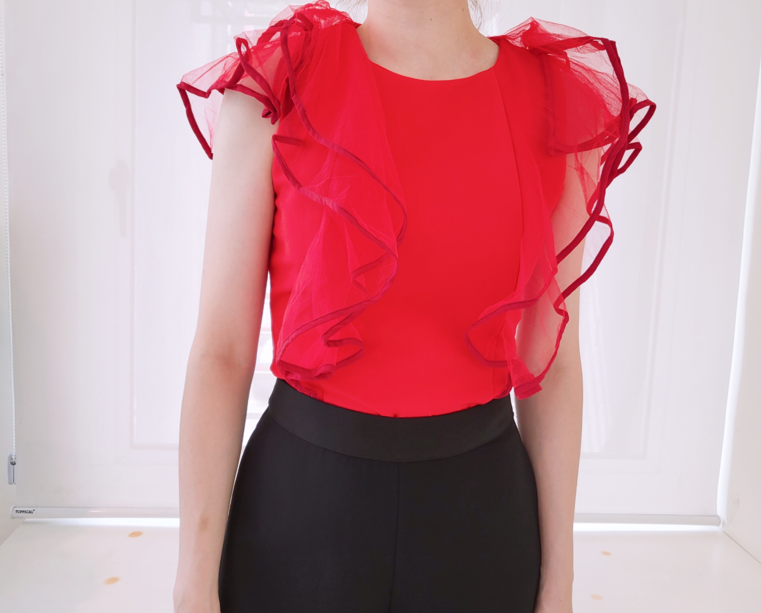 FRILLS SLEEVELESS CROP BLOUSE