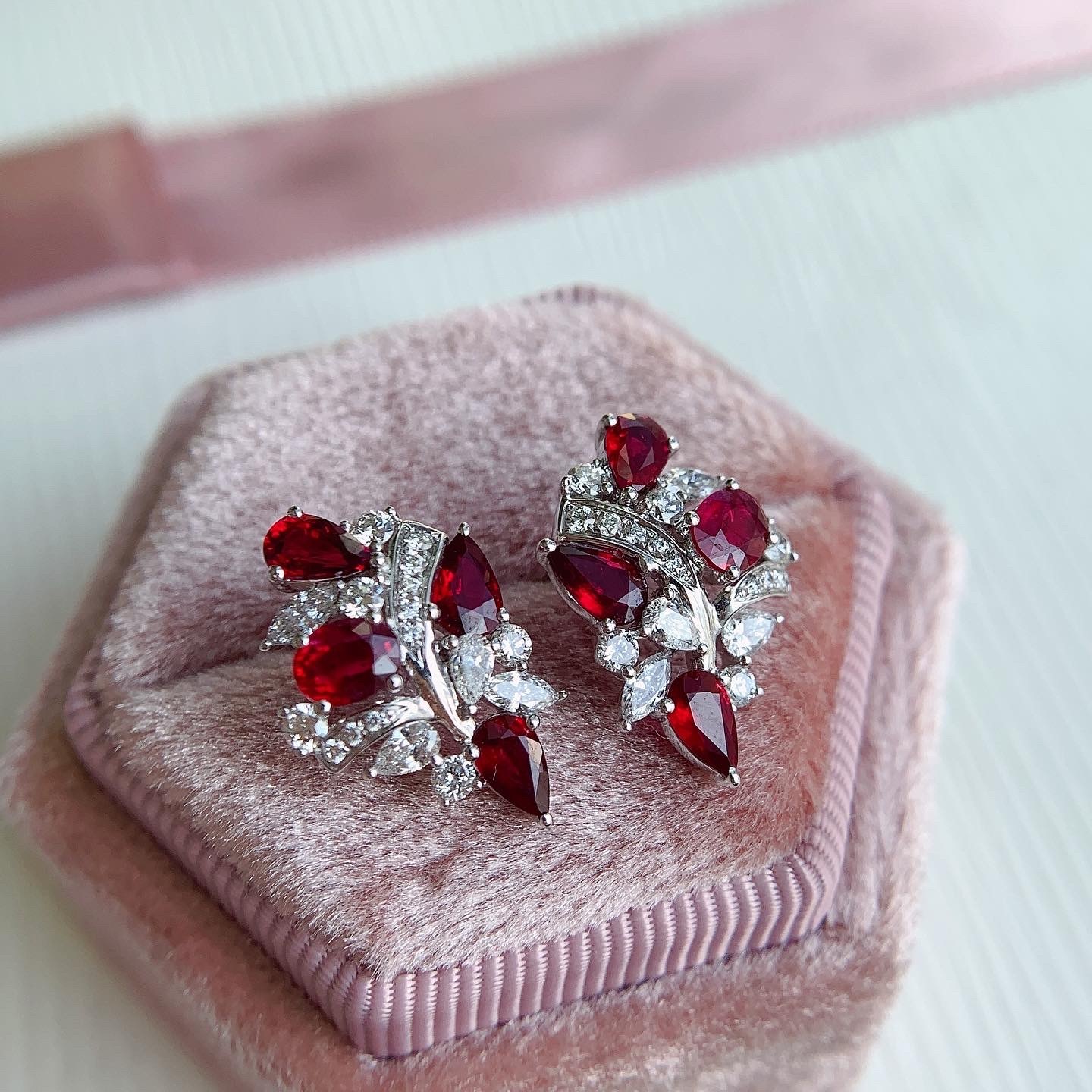 18K金紅寶石鑽石耳釘-鴿血紅