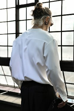 後開叉剪裁鈕扣圓領寬鬆襯衫