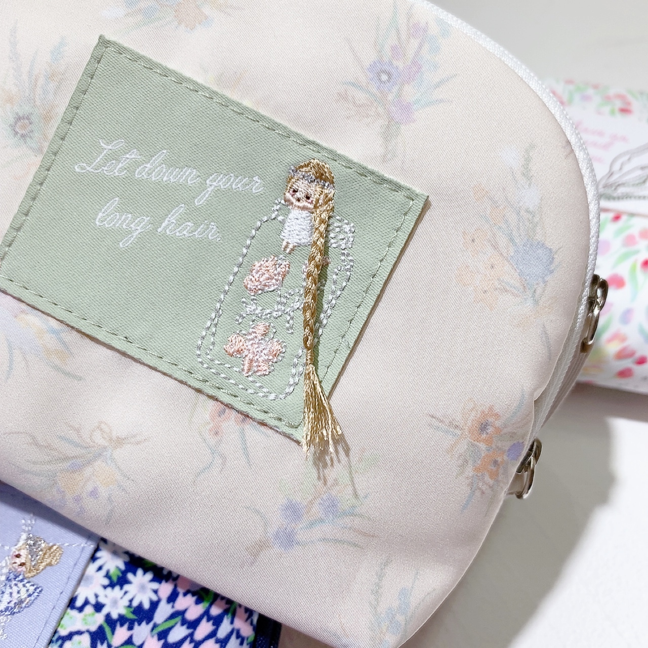 [日本]公主刺繡化妝收納袋(小紅帽/小魚仙/愛麗絲/長髮公主)