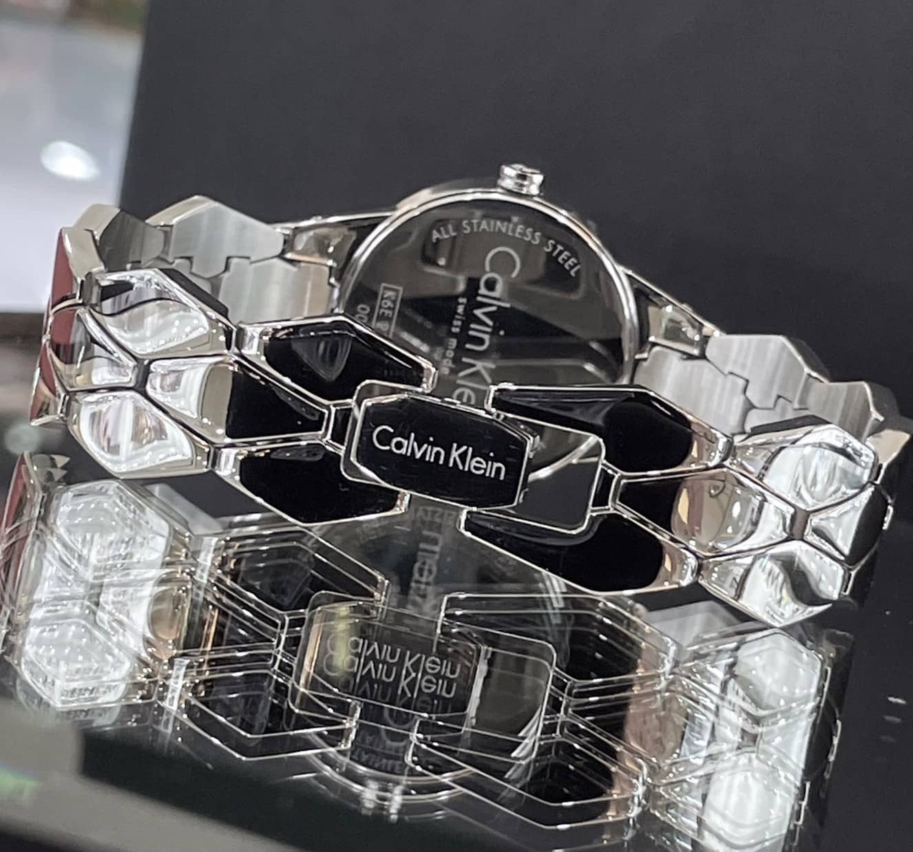 CALVIN KLEIN】SNAKE系列高雅銀黑色珠寶扣女錶K6E23141 28mm 現代鐘錶
