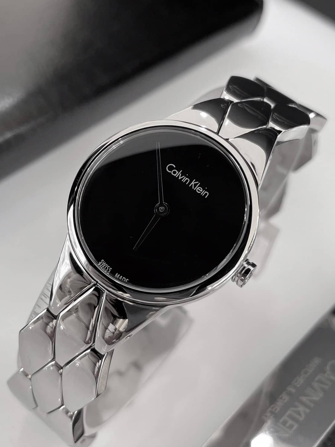 【CALVIN KLEIN】SNAKE系列 高雅銀黑色珠寶扣女錶 K6E23141 28mm 現代鐘錶