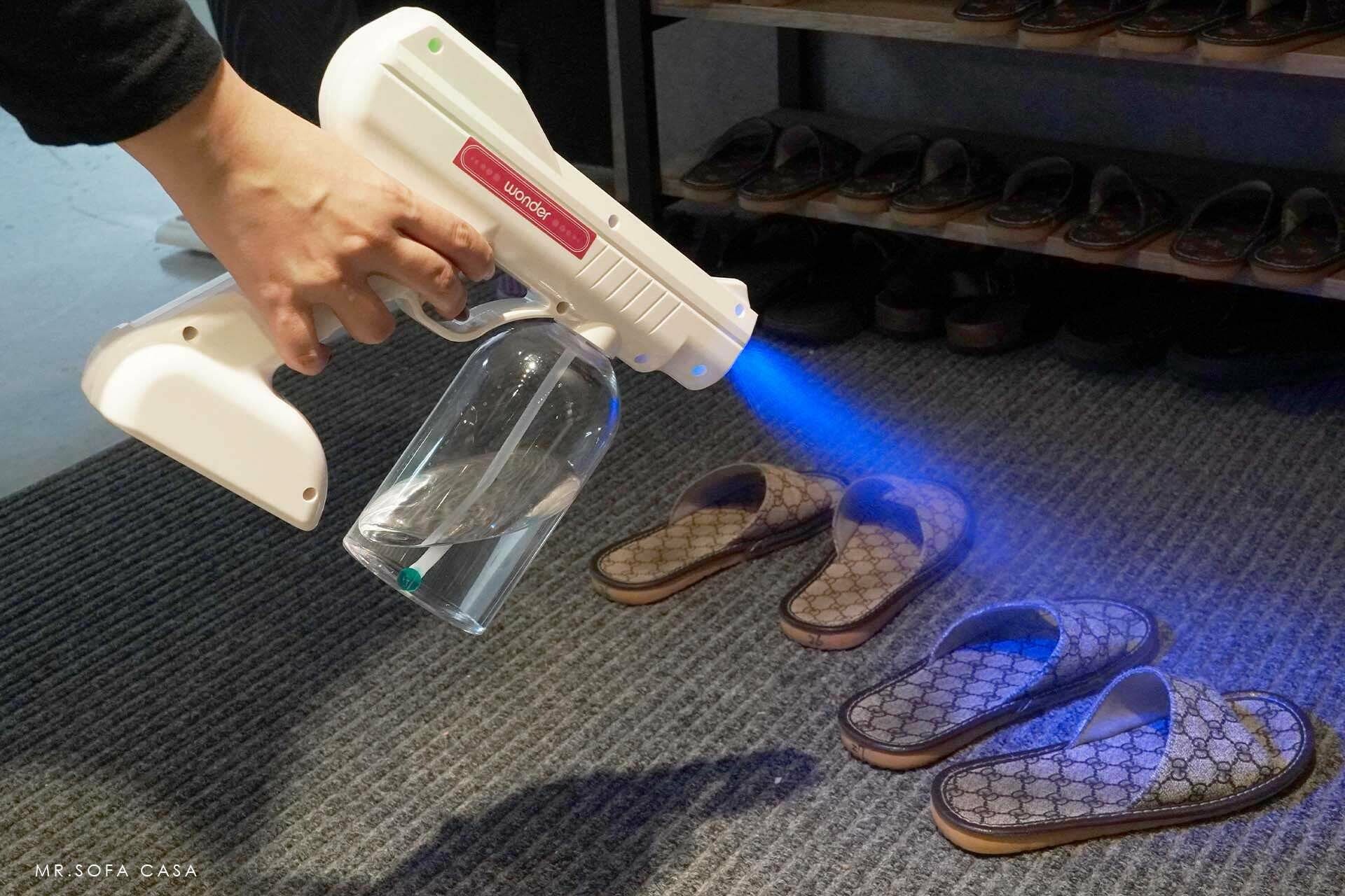 定期將每一雙拖鞋進行酒精噴灑消毒，讓客人都能使用乾淨的室內拖