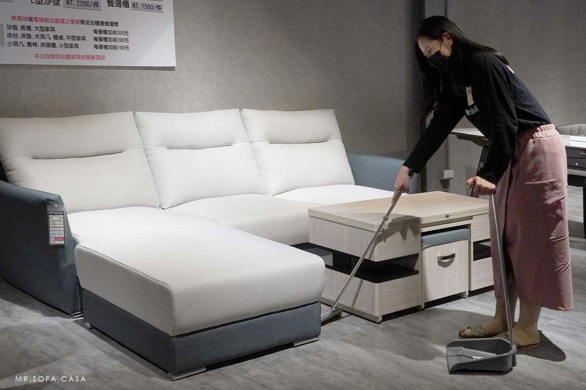 為了保持乾淨的場館環境，每天營業前都會使用掃把或吸塵器清理