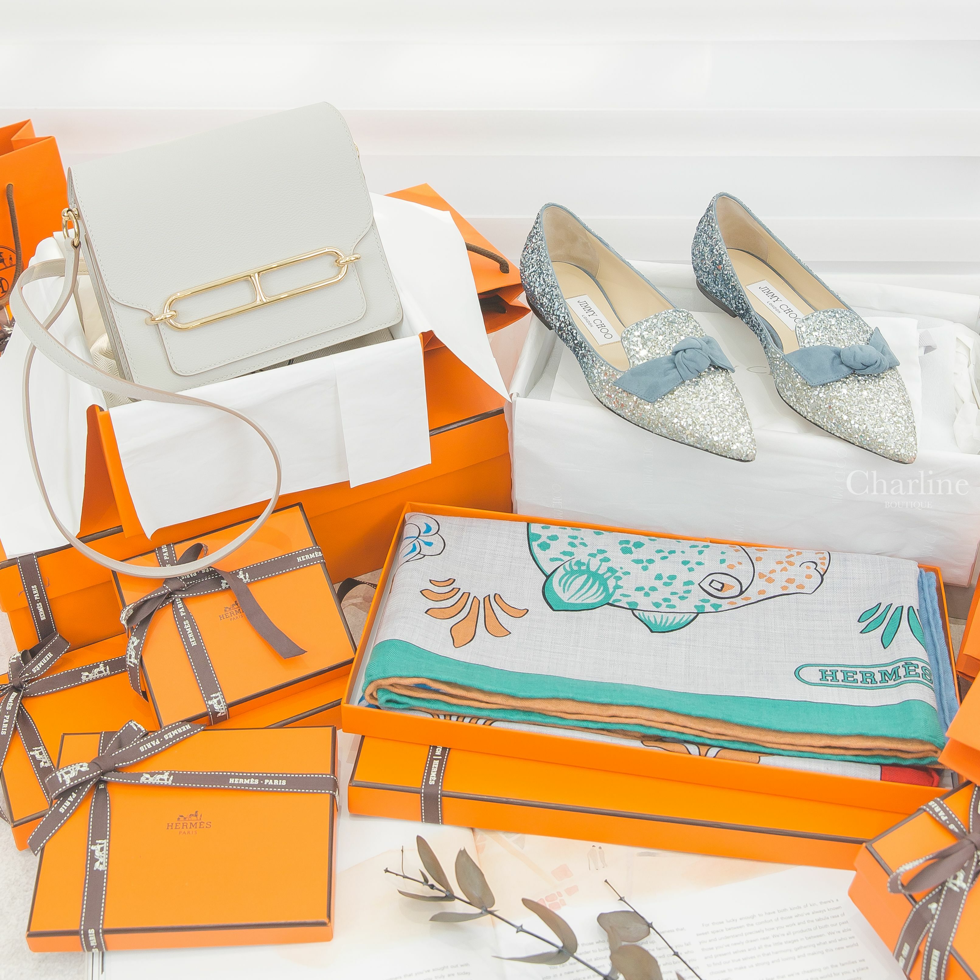Hermès Shawl 灰色/藍色/石榴紅花豹喀什米爾真絲披肩,Jimmy Choo 霧霾藍/銀色漸層亮片麂皮蝴蝶結飾帶平底鞋,Hermès Roulis 80 Evercolor 珍珠灰金釦-Charline Boutique 精品代購