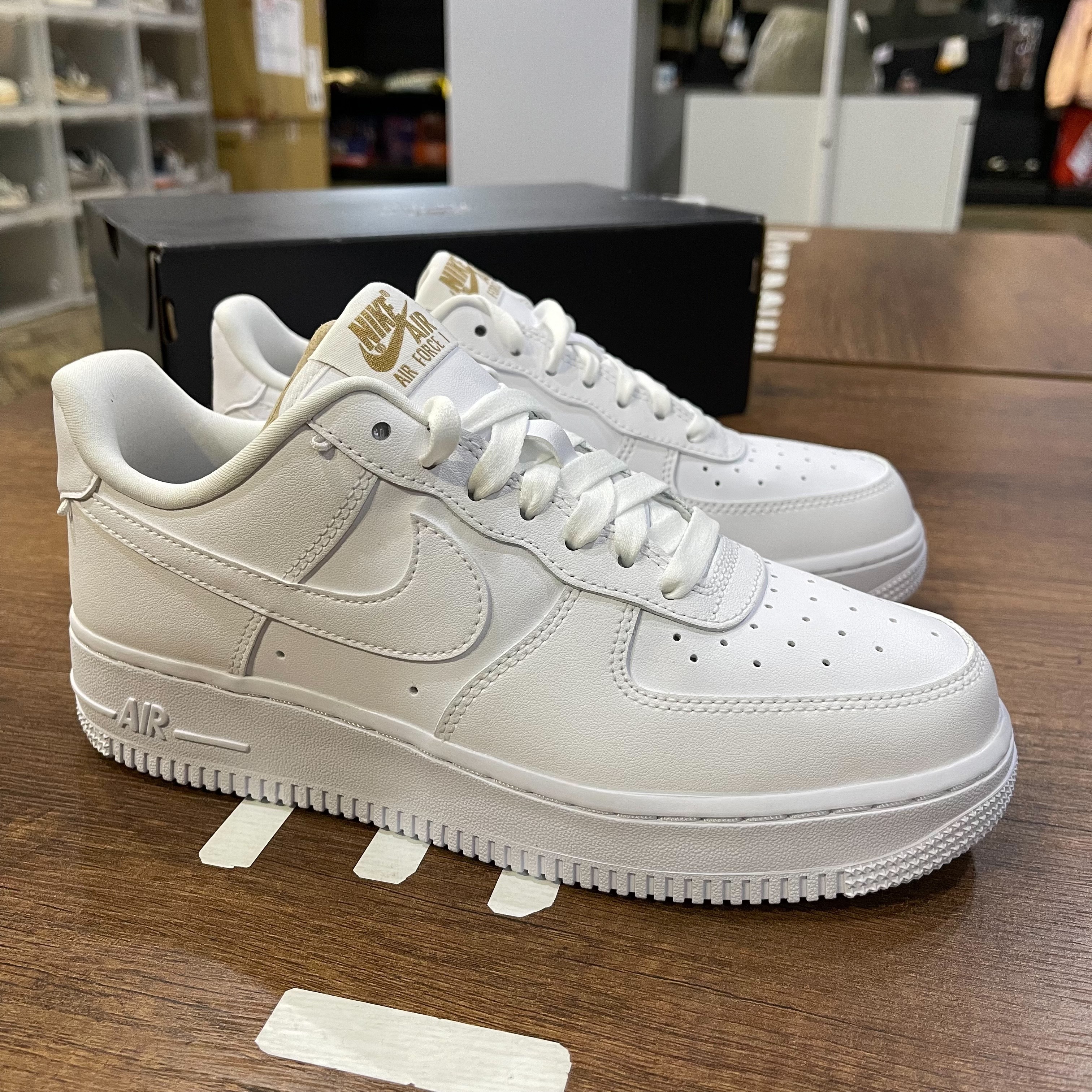 【全新瑕疵 24.5CM售出無退換 】NIKE AIR FORCE 1 LX “Lucky Charms”  Chain 配件短缺 全白 白金 AF1 休閒鞋【DD1525-100】金鍊 WAF1