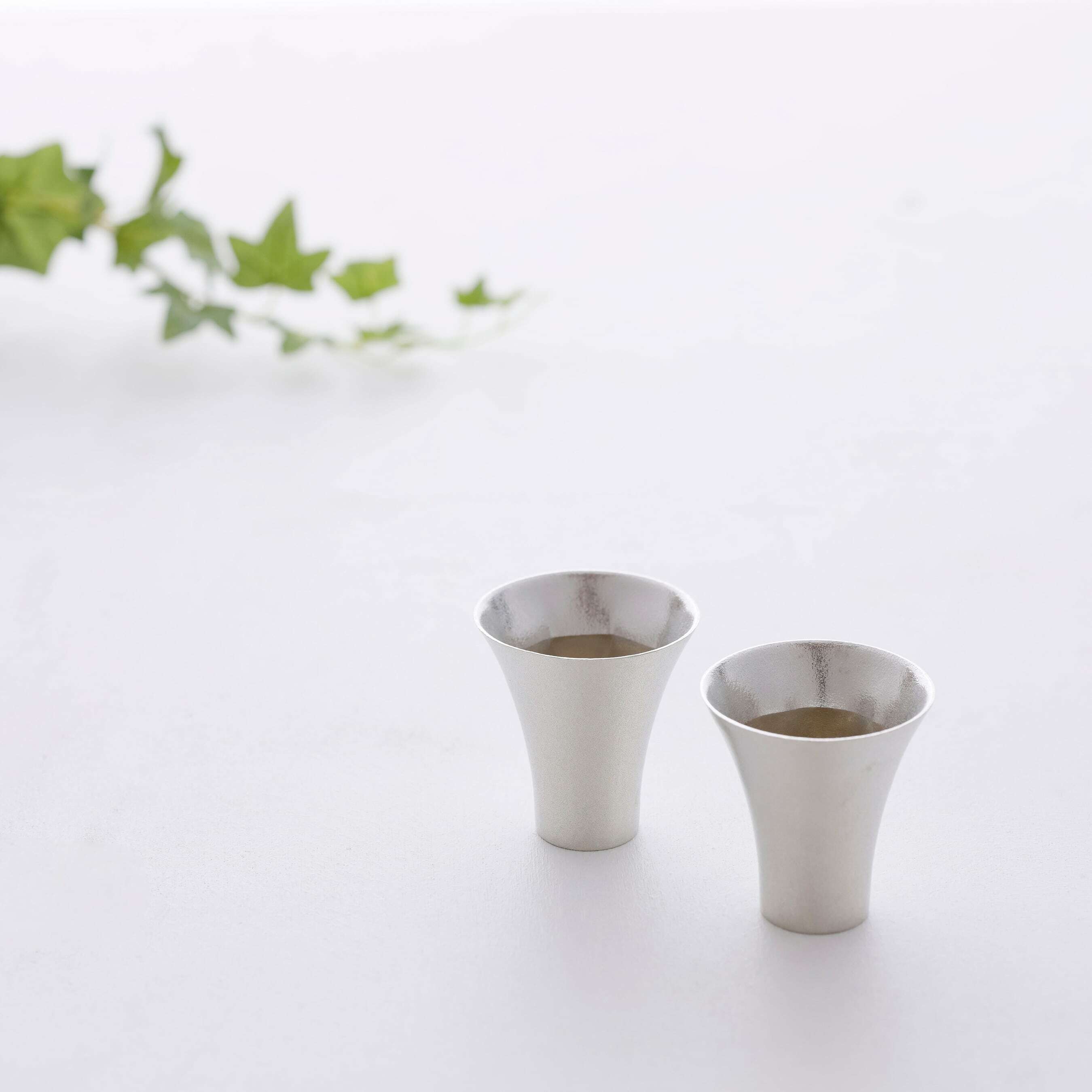 喝日本清酒的錫製杯子