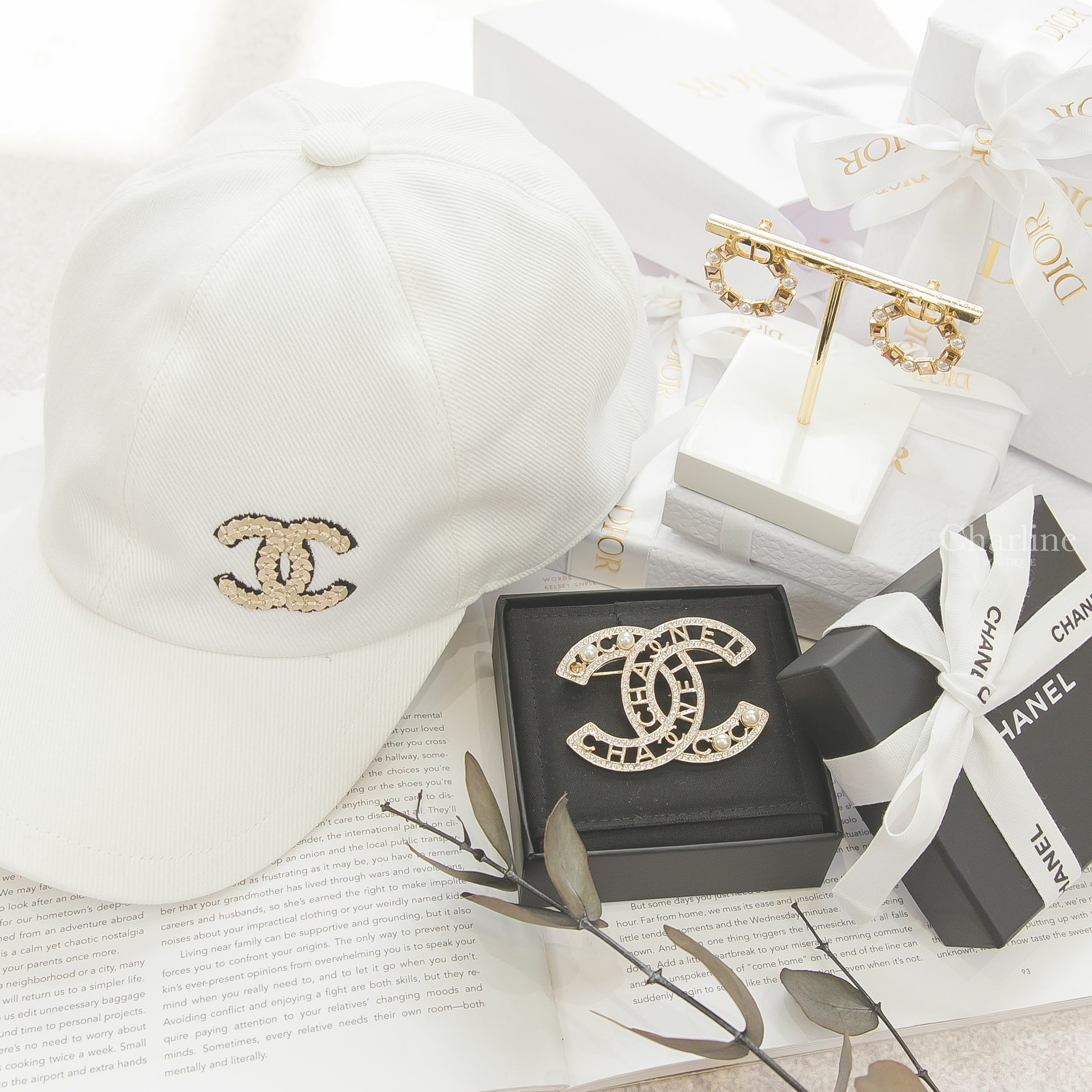 Chanel Baseball Cap 象牙白金色亮片CC棉質棒球帽,Chanel Brooch 金色CC珍珠字母簍空水鑽滾邊胸針,Dior Earrings 金色CD白色珍珠香檳金水晶圓形耳環-Charline Boutique 精品代購