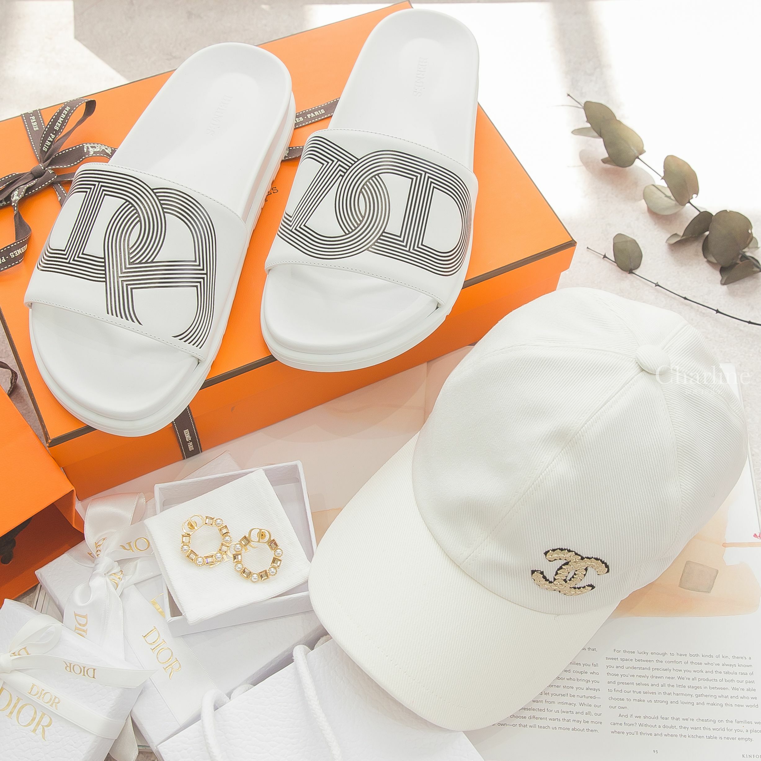 Chanel Baseball Cap 象牙白金色亮片CC棉質棒球帽,Dior Petit CD Earrings 金色CD白色珍珠香檳金水晶圓形耳環-Charline Boutique 精品代購