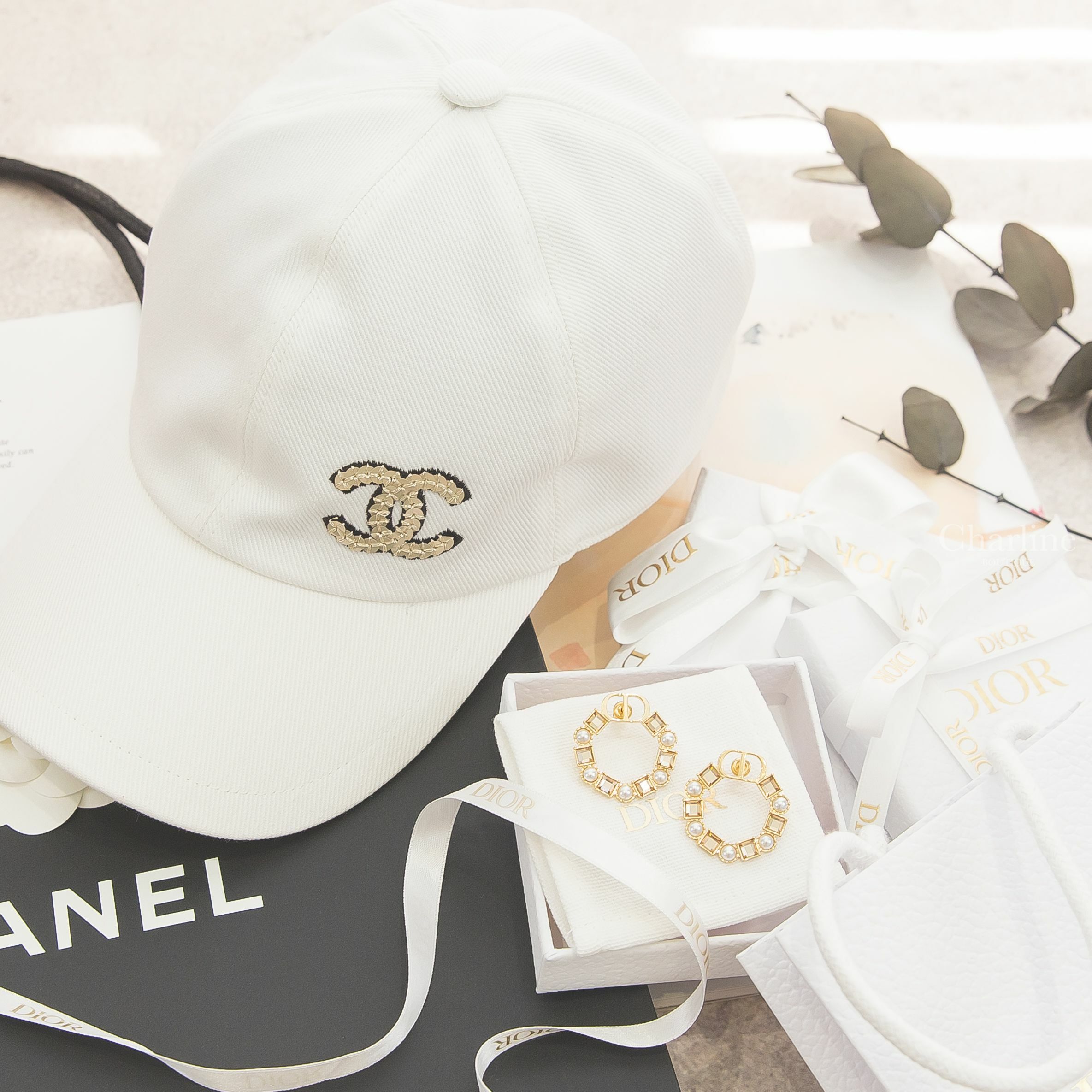 Chanel Baseball Cap 象牙白金色亮片CC棉質棒球帽,Dior Petit CD Earrings 金色CD白色珍珠香檳金水晶圓形耳環-Charline Boutique 精品代購