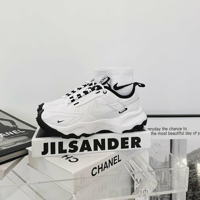 NIKE TC7900 PANDA 🐼 WHITE - BLACK