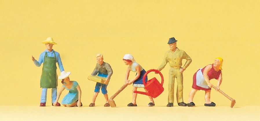 Preiser 14081 HO scale, At gardening