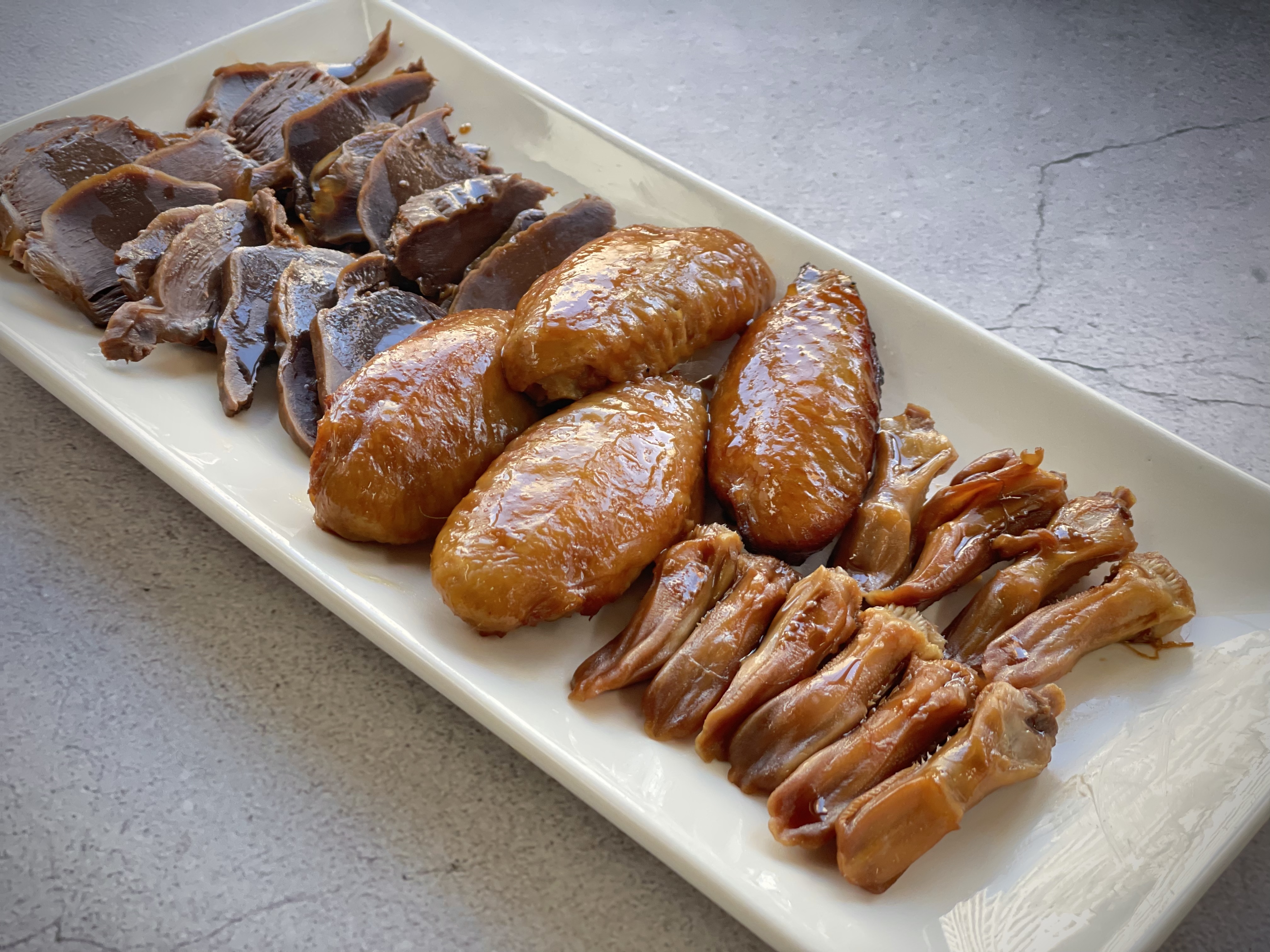 【前菜輕食版】宴客三小碟（煙燻雞翼、醬滷鴨舌、麻辣滷火雞腎）