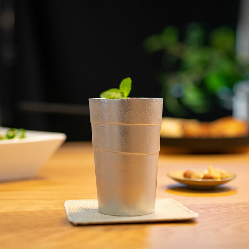 喝日本啤酒的錫製杯子