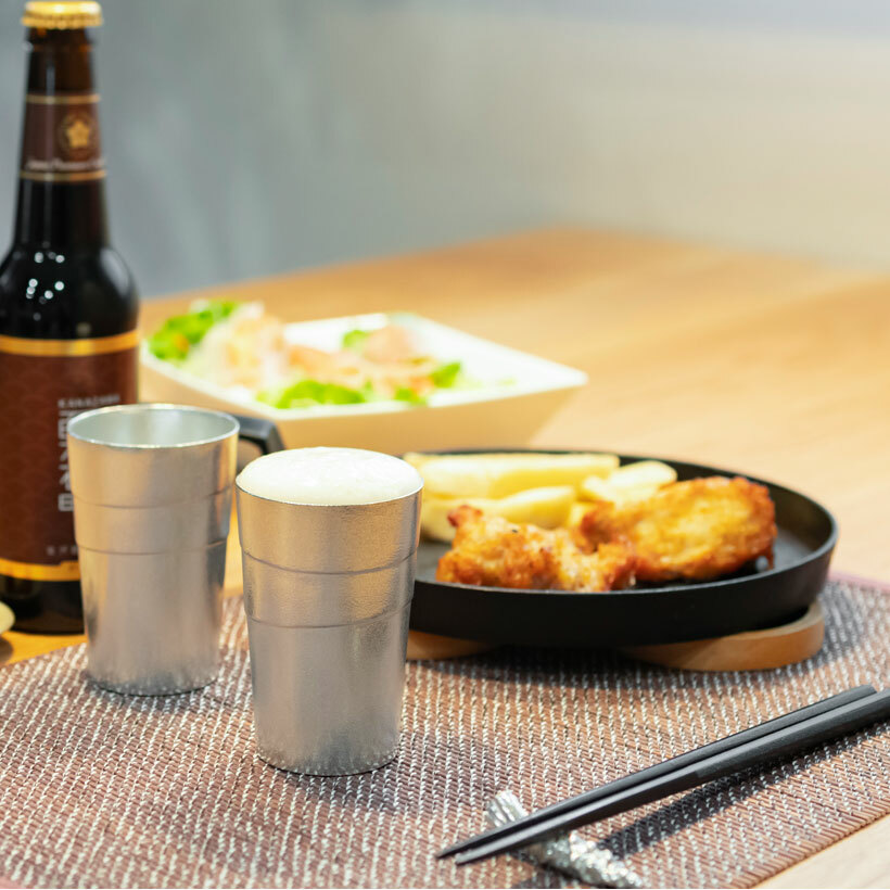 喝日本啤酒的錫製杯子