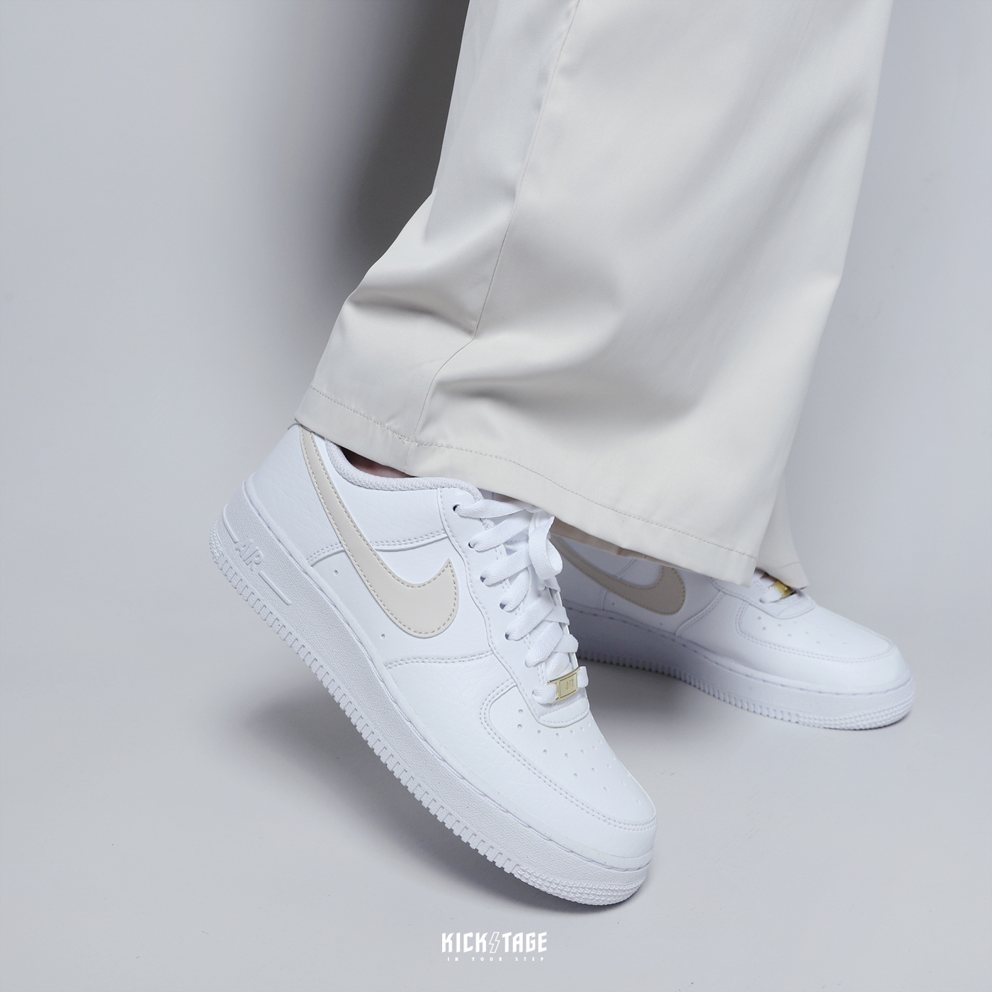 NIKE AIR FORCE 1 白卡其勾奶茶全白AF1 金鞋扣低筒休閒鞋【DN1430-101】