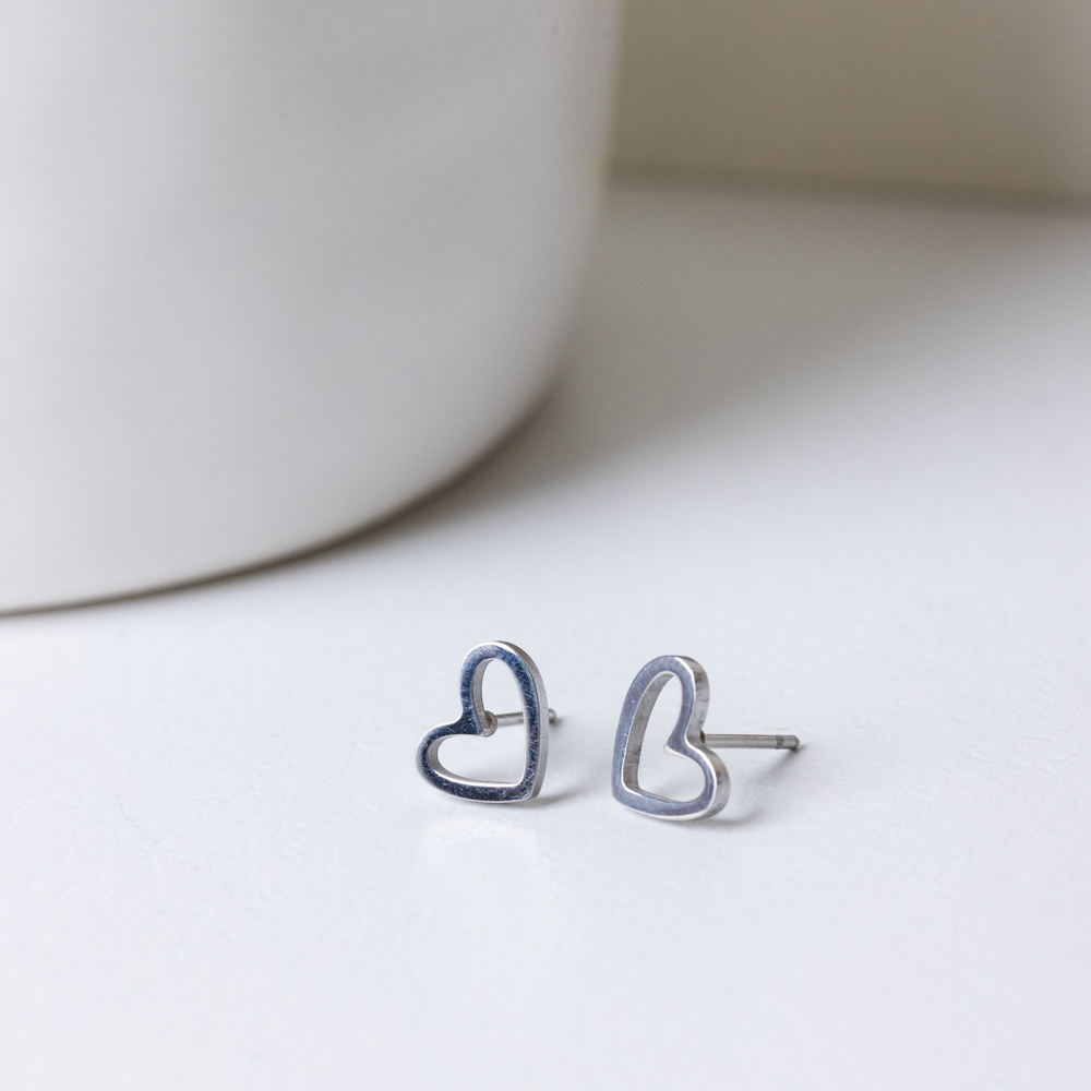 不怕水銀色簍空愛心耳針式耳環