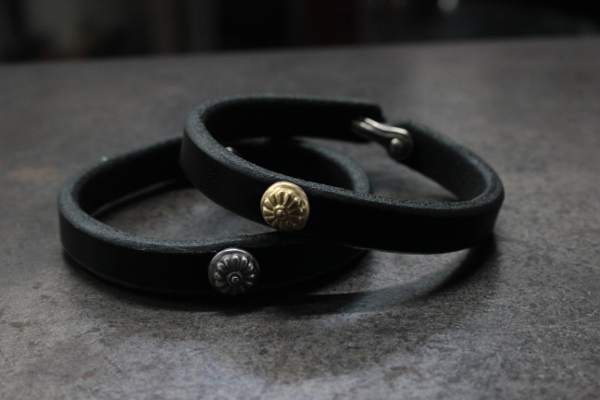 花釘銀鉤皮手環