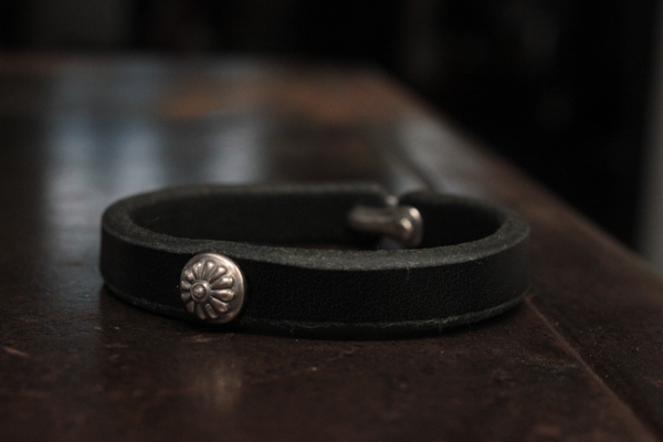 花釘銀鉤皮手環