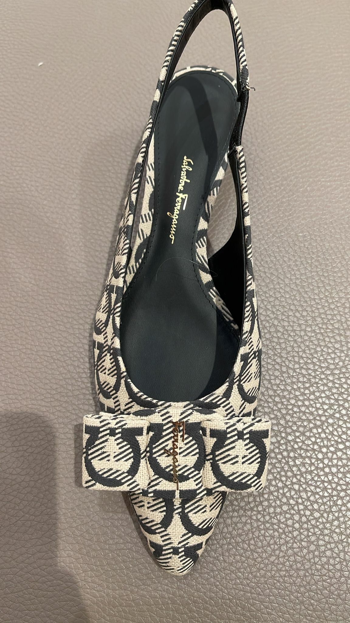 [E] FERRAGAMO 01R454 VIVA SLING 2.0CM BEIGE/NERO FABRIC,NERO LAMB SHOE, 0733610 (ESF43)