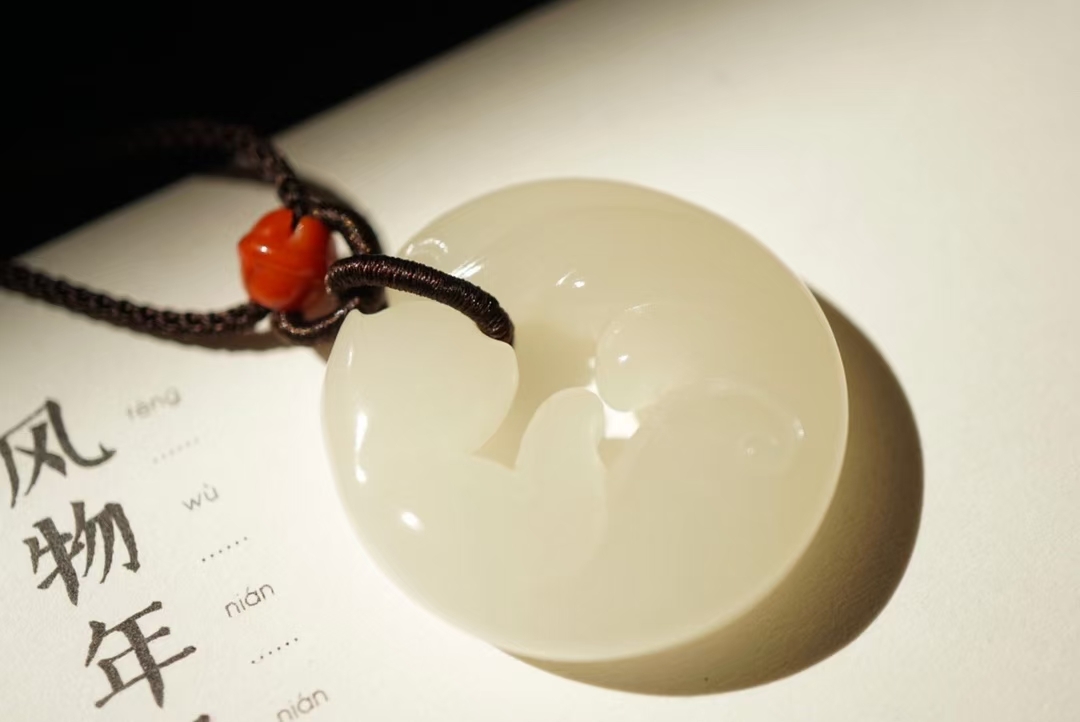 21847 和田玉藕白“上古青丘”掛件 (30mm直徑)