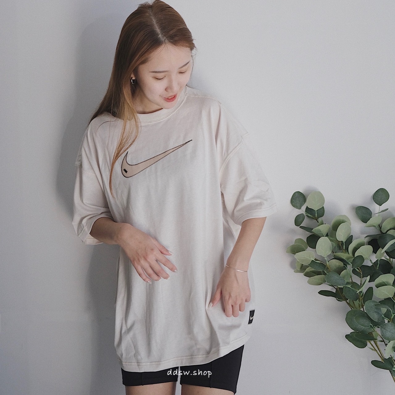 Nike NSW Swoosh 短袖 大勾縫線 寬鬆短Tee 黑色DM6212-010 米白色 DM6212-030