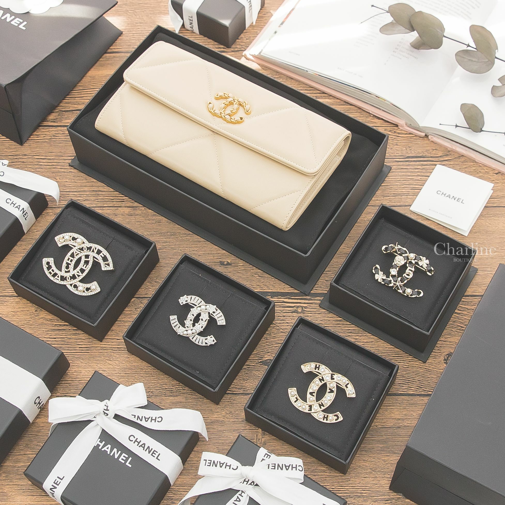 Chanel 米色金CC大菱格羊皮前釦式長夾,黑色皮穿金鍊經典圖徽珍珠水鑽CC胸針,銀色珍珠不對稱水鑽星星CC胸針,金色CC珍珠字母簍空水鑽滾邊胸針,金色簍空字母珍珠水鑽CC胸針-Charline Boutique 精品代購