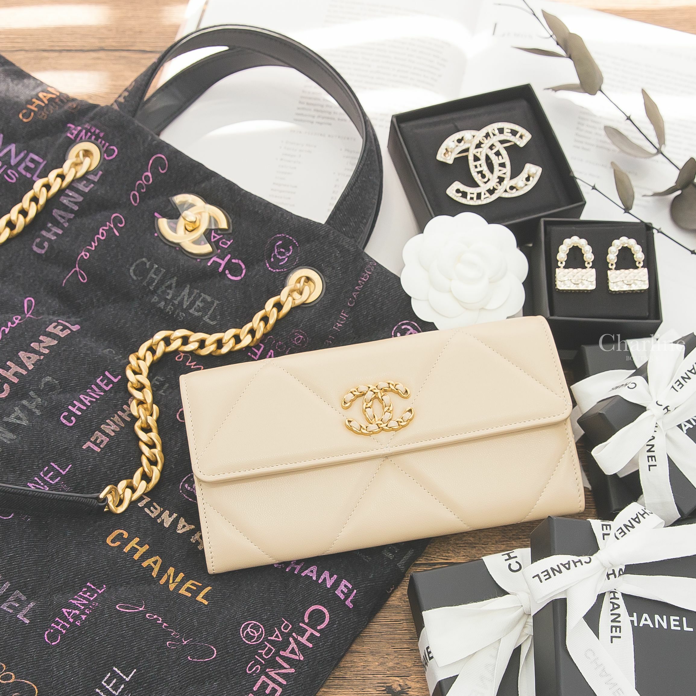Chanel 米色金CC大菱格羊皮前釦式長夾,Chanel 黑色金CC金鍊彩色塗鴉丹寧布大菱格紋手提肩背托特包,Chanel 白色珍珠金色手提包包垂墜耳環,Chanel 金色CC珍珠字母簍空水鑽滾邊胸針-Charline Boutique 精品代購