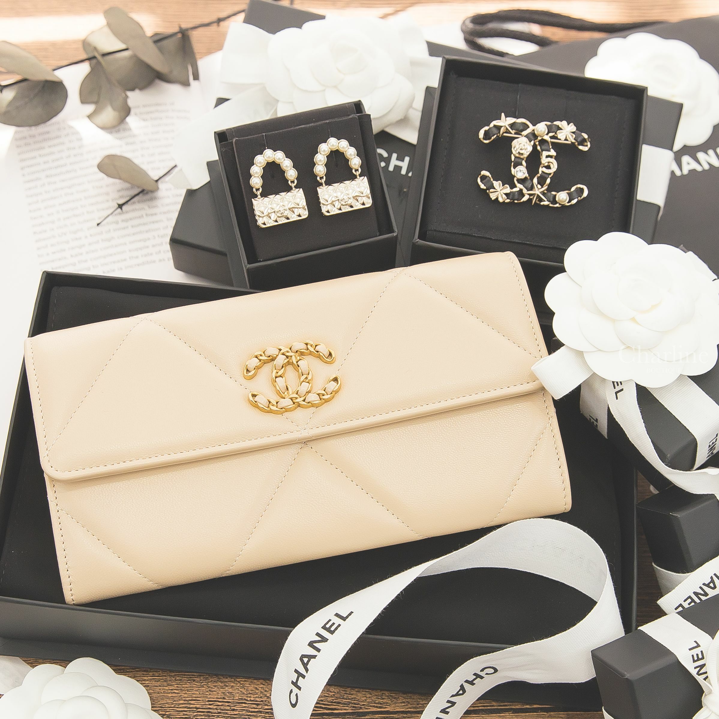 Chanel Long Wallet 米色金CC大菱格羊皮前釦式長夾,Chanel Brooch 黑色皮穿金鍊經典圖徽珍珠水鑽CC胸針,Chanel Earrings 白色珍珠金色手提包包垂墜耳環-Charline Boutique 精品代購