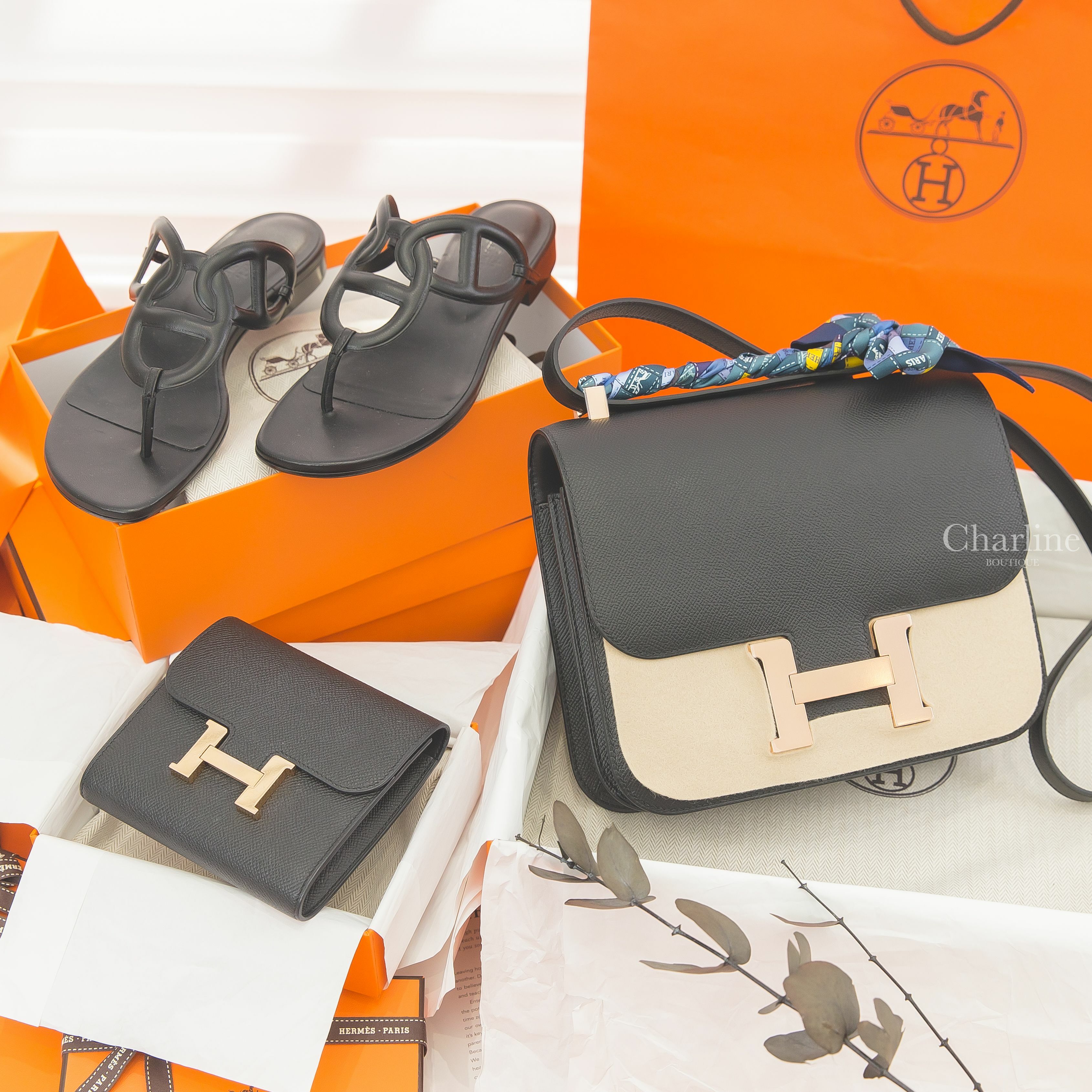 Hermès Constance 黑色玫瑰金釦,Hermès Constance Compact 黑色金釦短夾,Hermès Sandal 黑色θ拖鞋,Hermès Twilly 綠色/深藍/黃色格紋絲巾-Charline Boutique 精品代購